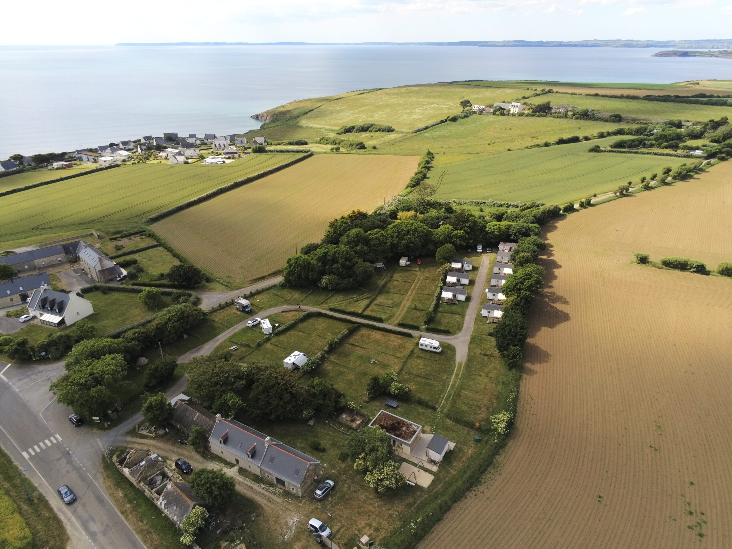 Vue aérienne du camping et baie de Douarnenez